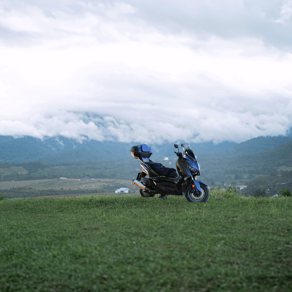 เชียงใหม่ ศูนย์กลางทางวัฒนธรรมของภาคเหนือของประเทศไทย เป็นแหล่งรวมประสบการณ์มากมายที่รอการค้นพบ แม้ว่าตัวเมืองเองจะเป็นสิ่งที่น่าอัศจรรย์ แต่เสน่ห์ที่แท้จริงนั้นอยู่ที่ภูมิทัศน์โดยรอบ วัดวาอารามที่ซ่อนเร้น และหมู่บ้านที่มีเสน่ห์ แล้วจะมีวิธีใดที่ดีไปกว่าการสำรวจอัญมณีเหล่านี้ด้วยการเดินทางท่องเที่ยวแบบอิสระ? หยิบแผนที่ เช่ารถที่ไว้ใจได้ แล้วเริ่มต้นการเดินทางที่น่าจดจำไปตามเส้นทางที่น่าหลงใหลที่สุดของเชียงใหม่กันเถอะ!